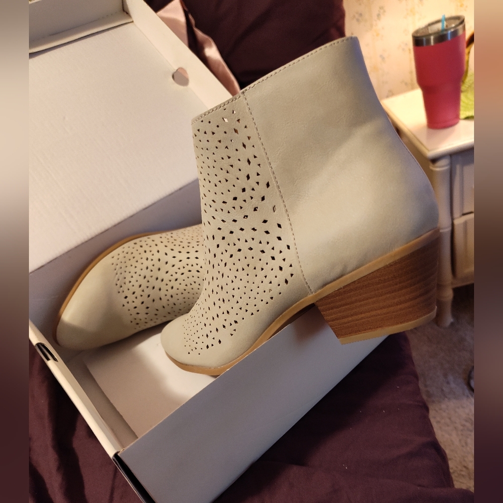 Gray Taupe Lazer cut Boot Size 11  NIB